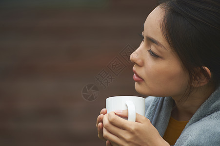 女孩侧面肖像照图片