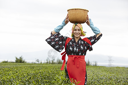   头顶竹筐的外国女性图片