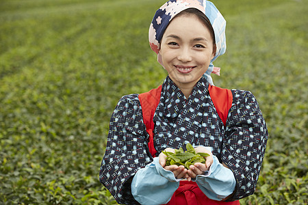 手捧茶叶的妇女图片