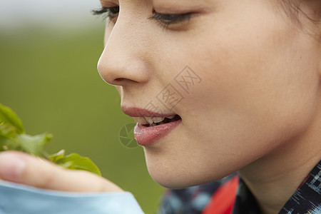 品味茶叶的女子图片