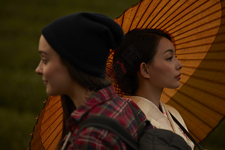 参观茶园的女子与和服女子擦肩而过高清图片