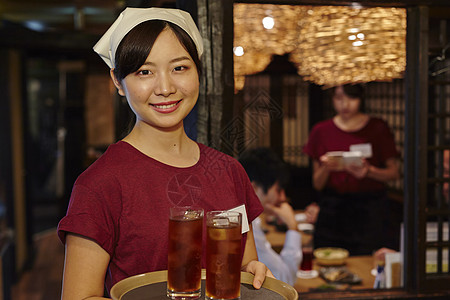 居酒屋服务员端盘图片