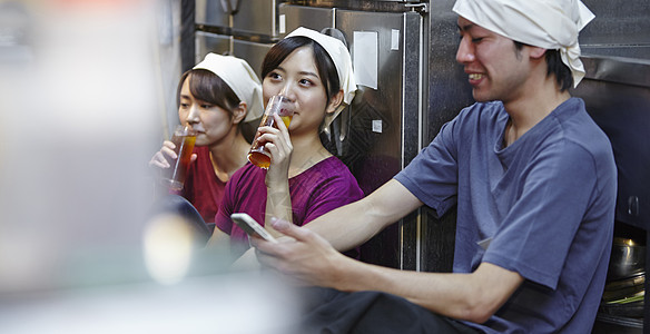 居酒屋服务员后厨休息图片