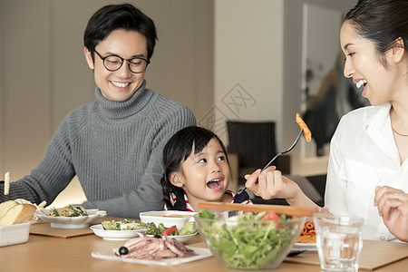 一家人在家里享受美食图片