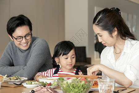 一家人在家里享受美食图片