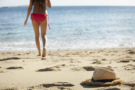 海滩上的少女走向海边图片