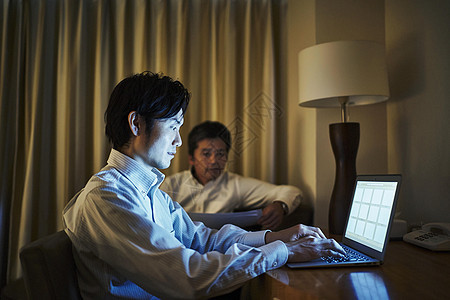 酒店内电脑办公会议的商人图片
