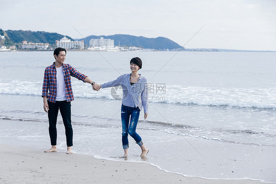 轻松亚洲人快乐海滩边的情侣图片