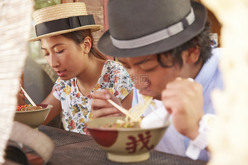 在日式拉面店吃拉面的游客图片
