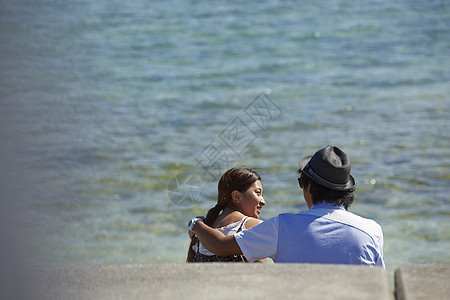  海边拥抱的男女图片