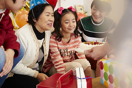 家人为女孩举办生日聚会图片