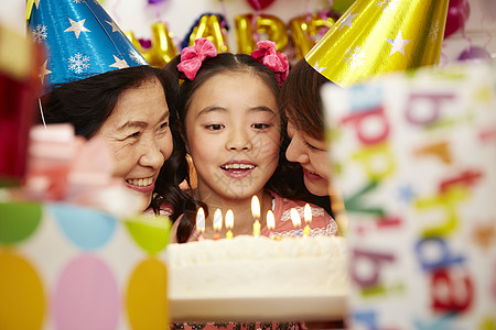 家人为女孩举办生日聚会图片