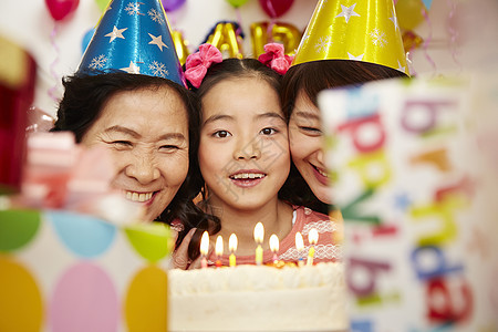 家人为女孩举办生日聚会图片