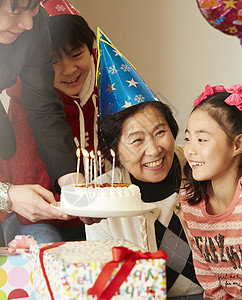 家人和女孩举办生日聚会图片