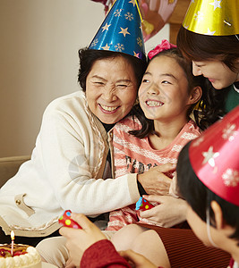 家人为女孩庆祝生日图片