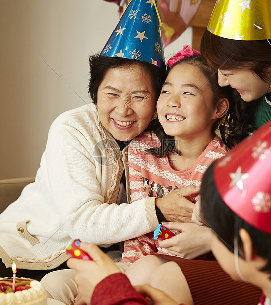 家人为女孩庆祝生日图片