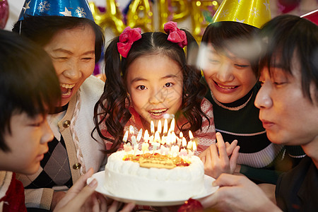 家人为女孩庆祝生日高清图片