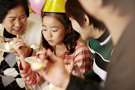 女孩吃生日蛋糕图片