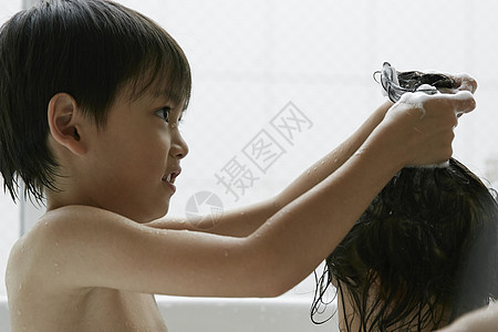 两个小朋友在浴缸里洗澡研究高清图片素材