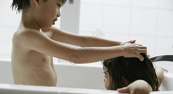 两个小朋友在浴缸里洗澡纯洁的高清图片素材