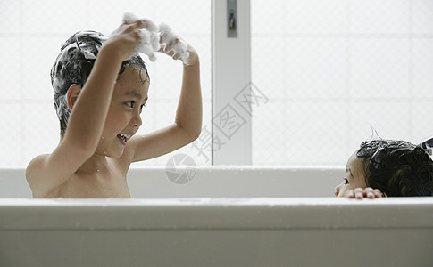 两个小朋友在浴缸里洗澡公交车间隔时间高清图片素材