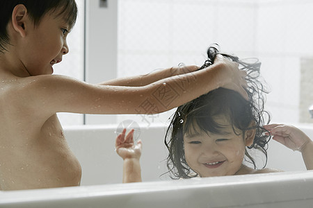 两个小朋友在浴缸里洗澡女孩们高清图片素材
