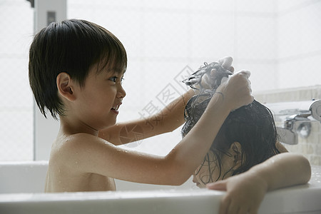 两个小朋友在浴缸里洗澡家族高清图片素材