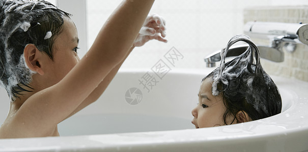 两个小朋友在浴缸里洗澡小孩高清图片素材