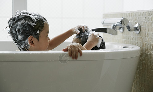 两位小朋友洗澡日本人高清图片素材