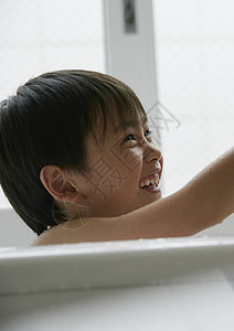小男孩在浴缸里图片