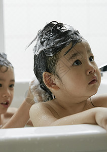 孩子们浴缸里洗澡男孩们高清图片素材