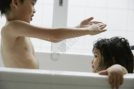 孩子们浴缸里洗澡图片