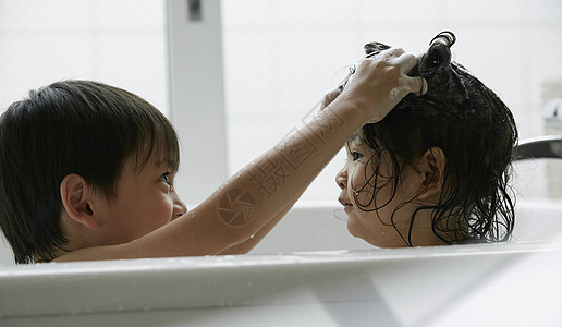 孩子们浴缸里洗澡女孩高清图片素材