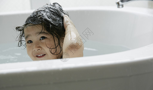 小女孩在浴缸里洗澡纯洁的高清图片素材