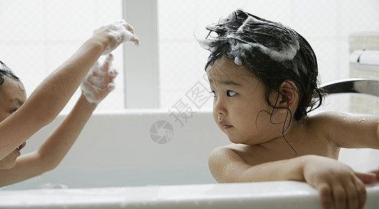 哥哥帮妹妹洗澡幼崽高清图片素材