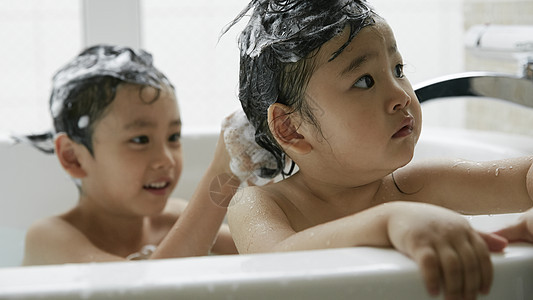哥哥帮妹妹洗澡洁净的高清图片素材