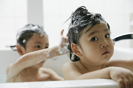 哥哥帮妹妹洗澡浴缸高清图片素材