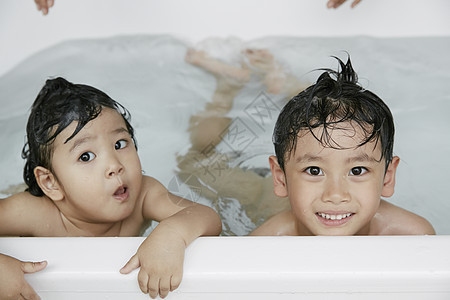 两个小朋友在浴缸里洗澡10岁以下高清图片素材