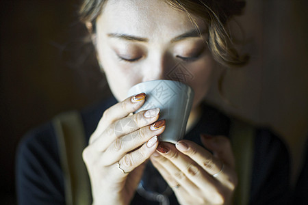 喝茶的年轻女性图片