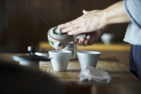 倒茶的手部特写图片