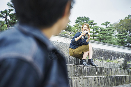 给男友拍照的年轻女孩图片