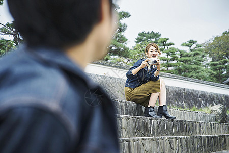 给男友拍照的年轻女孩图片