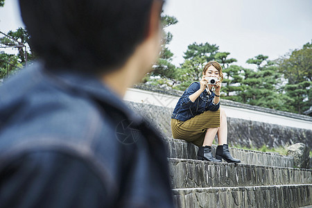 给男友拍照的年轻女孩图片