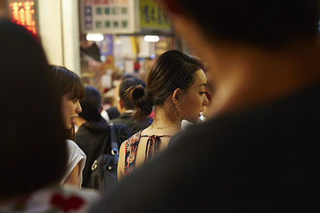 拖延办公室女郎城镇地区夜市女旅程图片