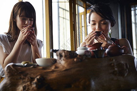 两个女游客在喝茶图片