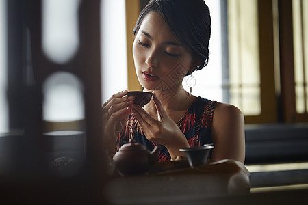 女游客在品茶图片