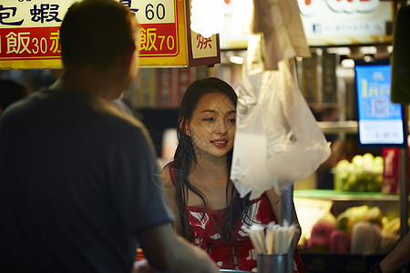 在夜市逛街的女游客图片