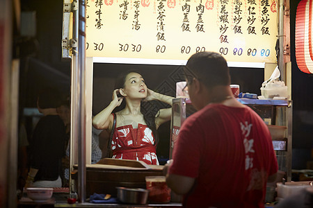 在夜市逛街的女游客图片