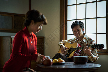 吉他大师复古情侣弹吉他背景