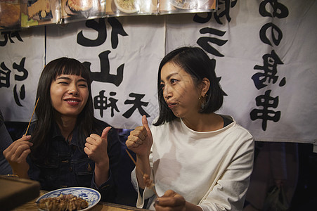 女游客喝清酒吃烧烤福冈图片